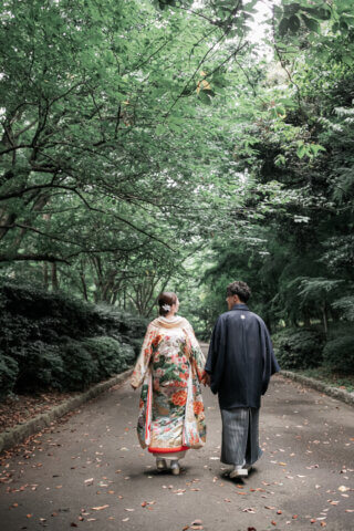 新潟県新潟市の鳥屋野潟公園で、紋服と色打掛を着た新郎新婦が撮影する和装フォトウェディング