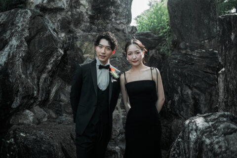 新潟県新潟市にある天寿園で、黒のウェディングドレスとタキシードを着た新郎新婦のフォトウェディング｜PRODUCE BY ビアンベール新発田
