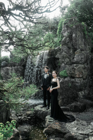 新潟県新潟市にある天寿園で、黒のウェディングドレスとタキシードを着た新郎新婦のフォトウェディング｜PRODUCE BY ビアンベール新発田