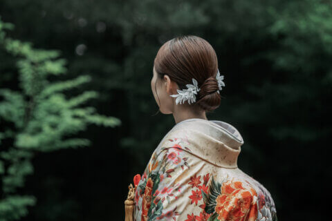 新潟県新潟市の鳥屋野潟公園で、紋服と色打掛を着た新郎新婦が撮影する和装フォトウェディング