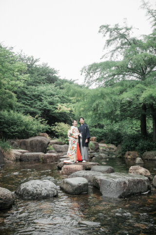 新潟県新潟市の鳥屋野潟公園で、紋服と色打掛を着た新郎新婦が撮影する和装フォトウェディング
