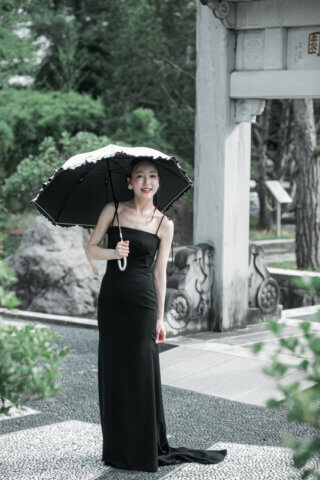 新潟県新潟市にある天寿園で、黒のウェディングドレスとタキシードを着た新郎新婦のフォトウェディング｜PRODUCE BY ビアンベール新発田