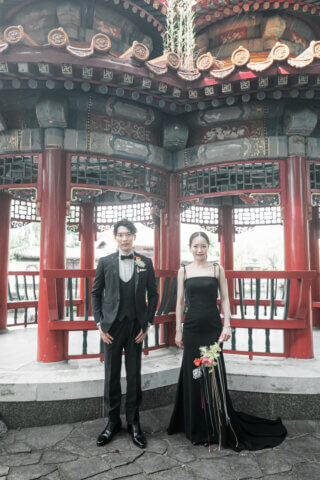 新潟県新潟市にある天寿園で、黒のウェディングドレスとタキシードを着た新郎新婦のフォトウェディング｜PRODUCE BY ビアンベール新発田