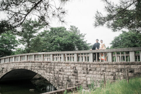 新潟県新潟市の鳥屋野潟公園で、紋服と色打掛を着た新郎新婦が撮影する和装フォトウェディング