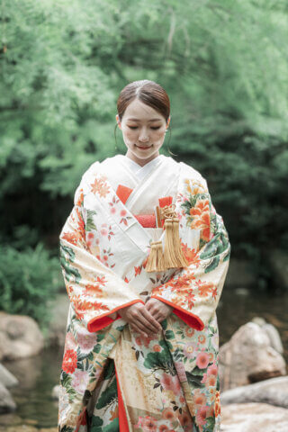 新潟県新潟市の鳥屋野潟公園で、紋服と色打掛を着た新郎新婦が撮影する和装フォトウェディング