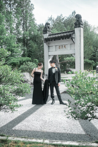 新潟県新潟市にある天寿園で、黒のウェディングドレスとタキシードを着た新郎新婦のフォトウェディング｜PRODUCE BY ビアンベール新発田