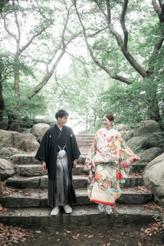 新潟県新潟市の鳥屋野潟公園で、紋服と色打掛を着た新郎新婦が撮影する和装フォトウェディング