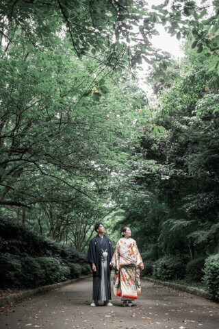 新潟県新潟市の鳥屋野潟公園で、紋服と色打掛を着た新郎新婦が撮影する和装フォトウェディング