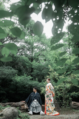 新潟県新潟市の鳥屋野潟公園で、紋服と色打掛を着た新郎新婦が撮影する和装フォトウェディング