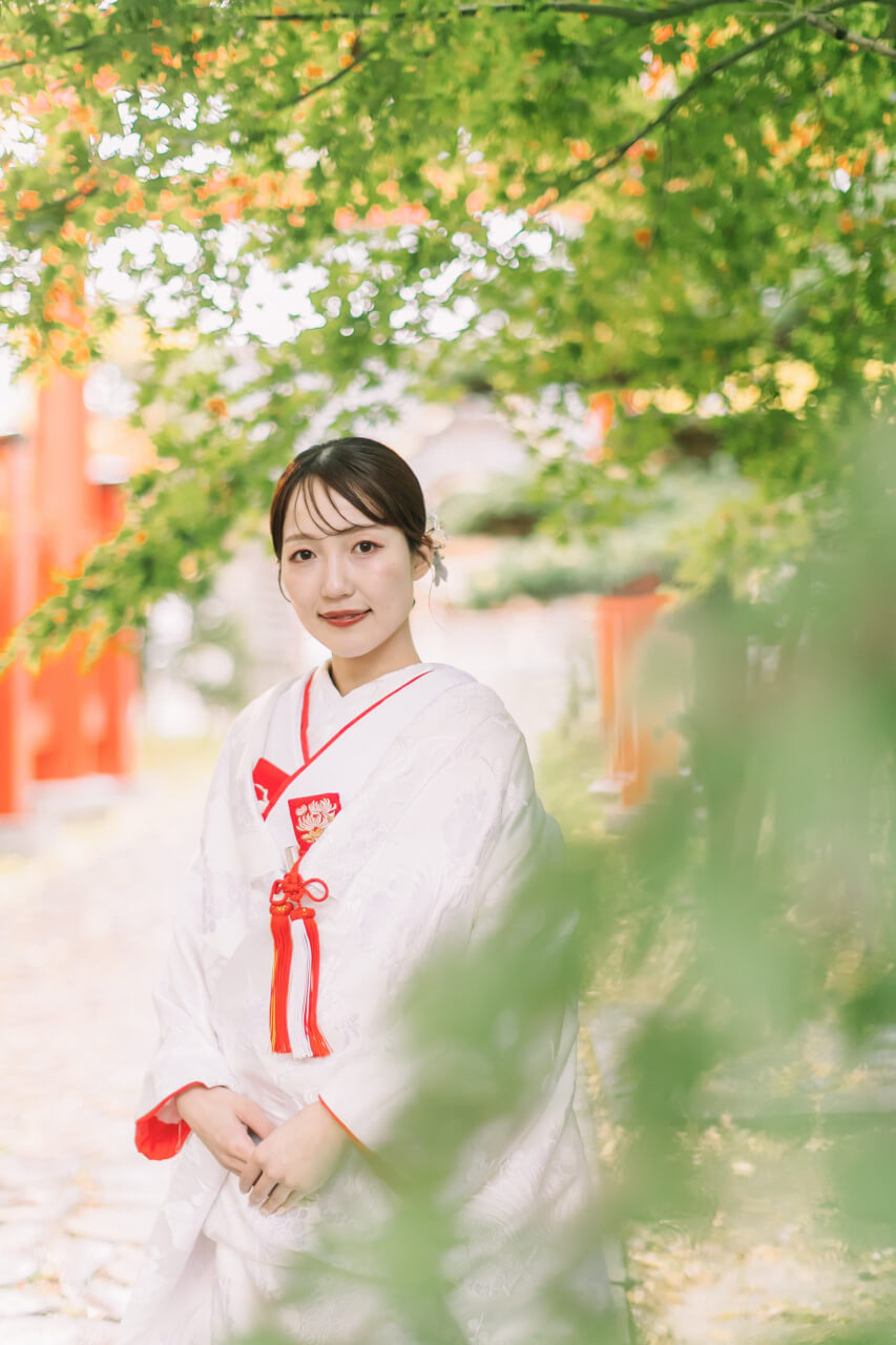 新潟県新発田市の諏訪神社で撮影した和装フォトウェディング|白無垢と紋付袴で赤い鳥居の前に立つ新郎新婦の前撮り写真
