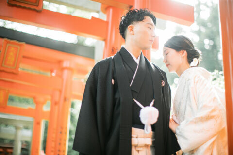 新発田の大友稲荷奥之院で朱色の鳥居を歩く白無垢の花嫁と紋付袴の花婿