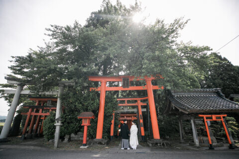 新発田の大友稲荷奥之院で朱色の鳥居を歩く白無垢の花嫁と紋付袴の花婿