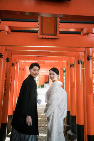 新発田の大友稲荷奥之院で朱色の鳥居を歩く白無垢の花嫁と紋付袴の花婿
