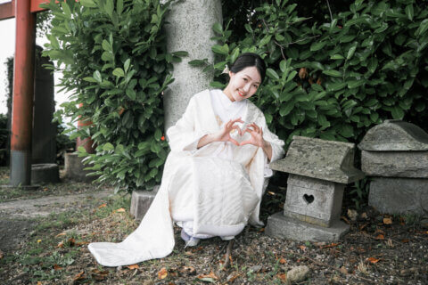 新発田の大友稲荷奥之院で朱色の鳥居を歩く白無垢の花嫁と紋付袴の花婿