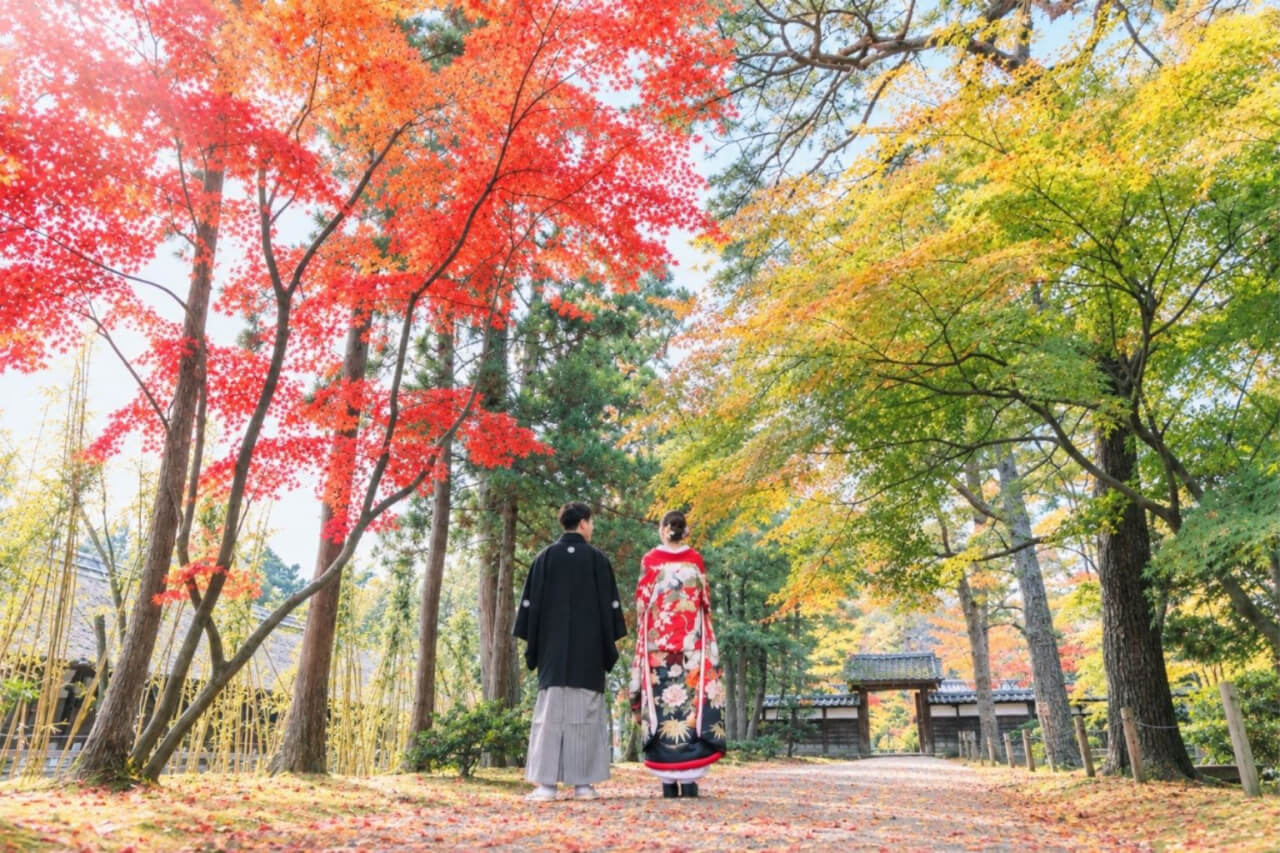 新潟県新発田市の清水園で紅葉に彩られた日本庭園を背景に撮影した和装フォトウェディング
