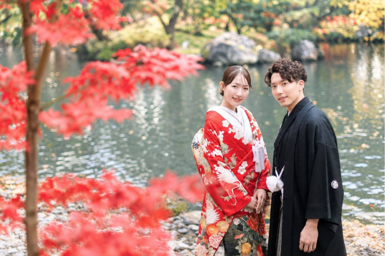 新潟県新発田市の清水園で紅葉に彩られた日本庭園を背景に撮影した和装フォトウェディング
