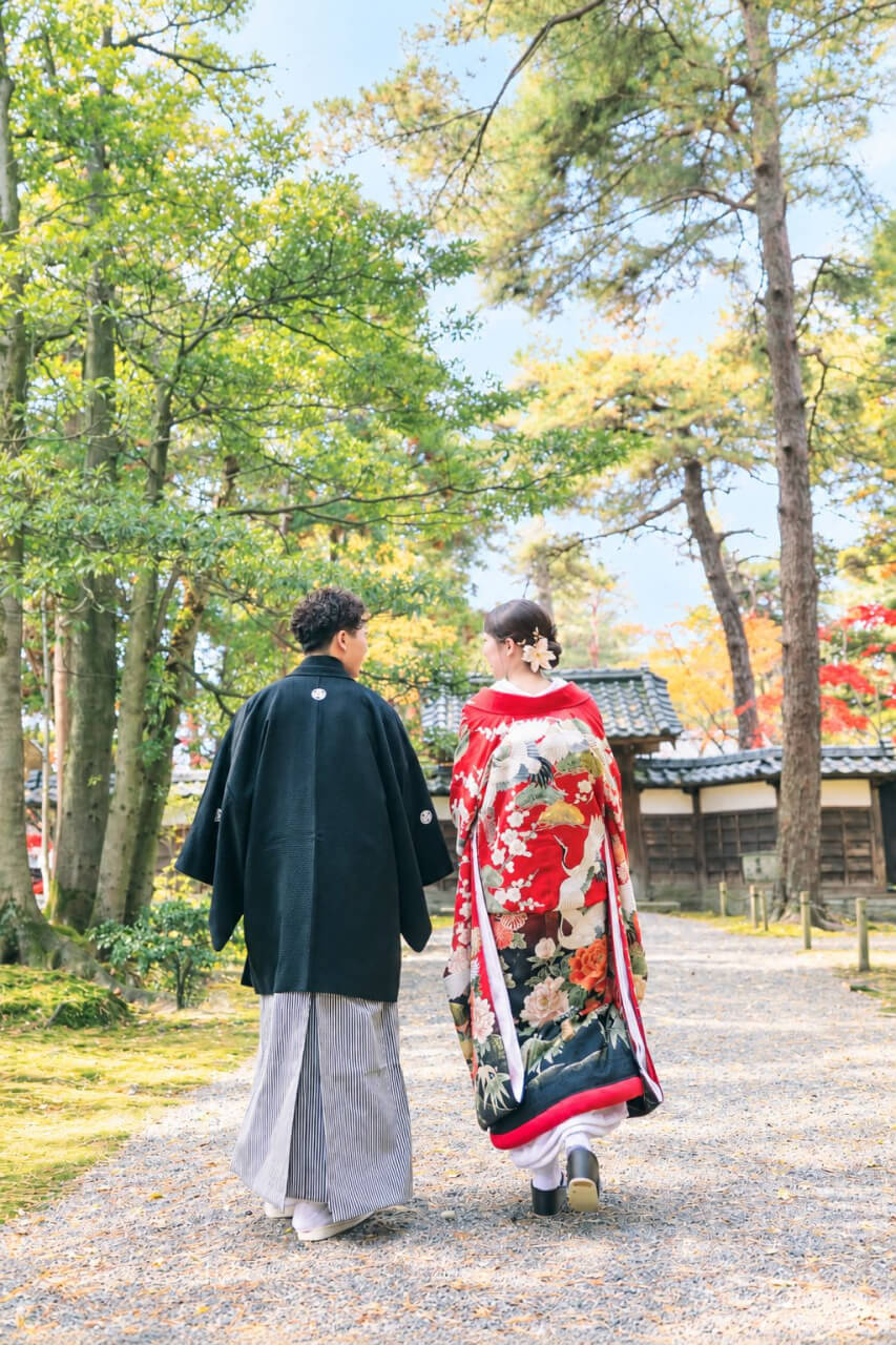 新潟県新発田市の清水園で紅葉に彩られた日本庭園を背景に撮影した和装フォトウェディング