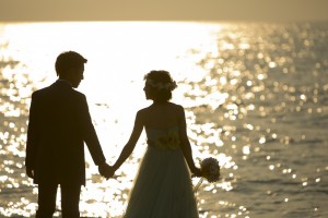 海　夕日　輝く　　カラードレス　グリーン　バック　フラワー