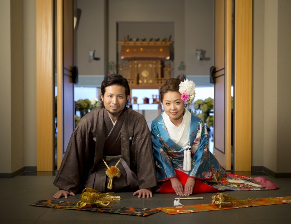 和婚　神殿　和装　色打掛　フォトウェディング　正座　ブルー　純日本