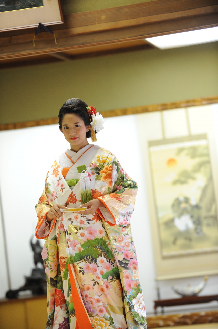 花嫁　着物　HANAYOME　kimono　色打掛　白　緑　オレンジ　黄色　洋髪　花　髪飾り　優美　日本の花嫁　
