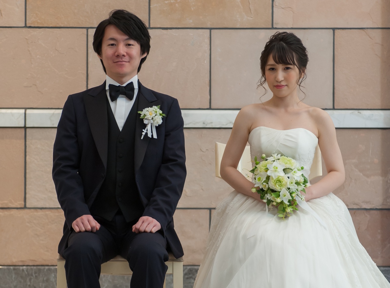 パーティで差がつく！新郎新婦の美しい椅子の座り方のコツ