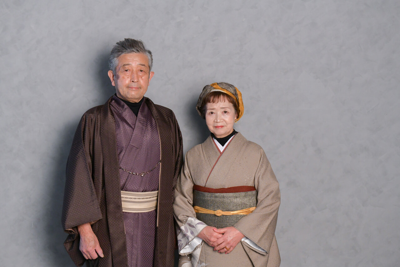 結婚50周年をお祝いする「金婚式」とは？特別な日を彩るおすすめの衣裳と選び方のコツ